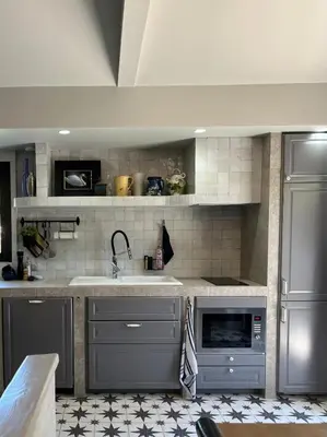 a kitchen with a sink and a stove at Maisonnette climatisée in Aix-en-Provence