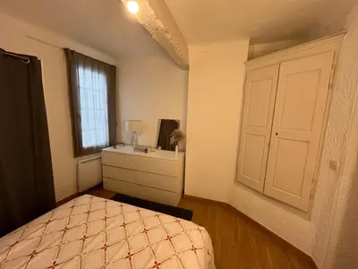 a bedroom with a bed and a dresser and a window at T2 lumineux hyper centre Aix en Provence à quelques metres du Cours Mirabeau pour 1 à 5 personnes in Aix-en-Provence