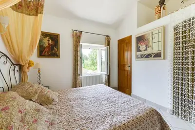a bedroom with a bed and a window at Chambre d'hôtes le Jardinage in Cabrières-dʼAvignon