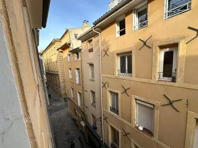 an alley with graffiti on the side of a building at Chez Monique - Appartement T2 au cœur du centre ville historique - proche Mairie et Cardeurs in Aix-en-Provence