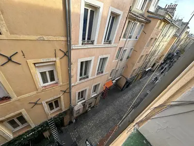 an empty alley way between two tall buildings at Chez Monique - Appartement T2 au cœur du centre ville historique - proche Mairie et Cardeurs in Aix-en-Provence