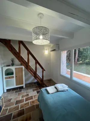 a bedroom with a bed in a room with a staircase at Gite 5 pers en Provence avec grand jardin & piscine partagés - 5 people holiday home with shared swimming pool & garden in Provence in Cornillon-Confoux