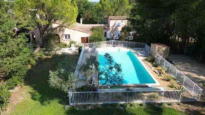 an overhead view of a swimming pool in a yard at Gite 5 pers en Provence avec grand jardin & piscine partagés - 5 people holiday home with shared swimming pool & garden in Provence in Cornillon-Confoux