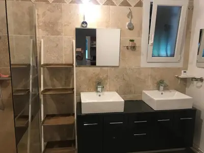 a bathroom with two sinks and a shower at Entre ciel et terre in Le Thor
