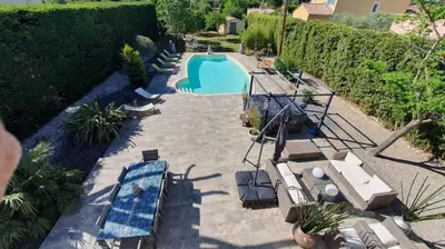 an overhead view of a swimming pool in a yard at Entre ciel et terre in Le Thor