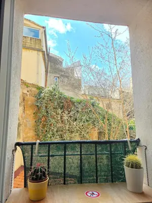 a fountain in the middle of a courtyard at Le Studio des Fontêtes Climatisé in Aix-en-Provence