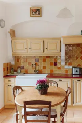 a kitchen with a table with chairs and a sink at Villa en Luberon, climatisé, Piscine, wifi et Parking gratuit in Bonnieux