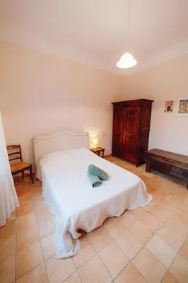 a bedroom with a white bed in a room at Villa en Luberon, climatisé, Piscine, wifi et Parking gratuit in Bonnieux