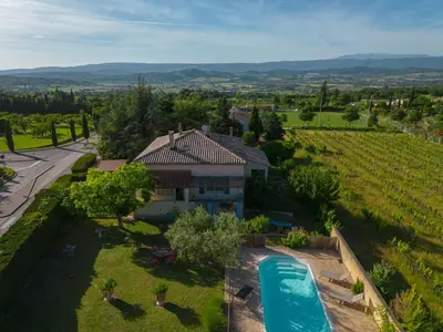 an aerial view of a house with a swimming pool at Villa en Luberon, climatisé, Piscine, wifi et Parking gratuit in Bonnieux