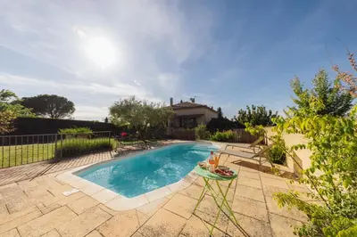 a swimming pool in a yard with a house at Villa en Luberon, climatisé, Piscine, wifi et Parking gratuit in Bonnieux