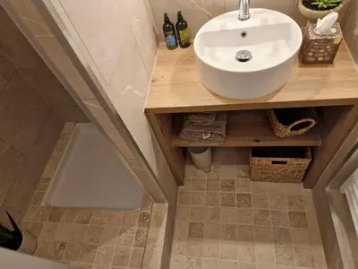 a bathroom with a sink and a tub at Appartement Cosy Hyper Centre Climatisé - Rue Bédarrides in Aix-en-Provence