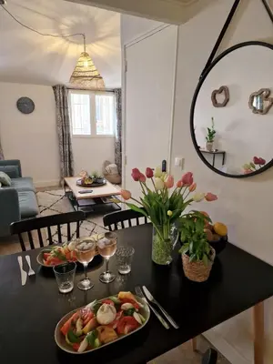 a table with a plate of food and a mirror at Joli Appart Climatisé Hyper Calme Quartier Mairie in Aix-en-Provence
