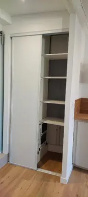 an empty closet with a door in a room at Centre historique studio rénové avec vue in LʼIsle-sur-la-Sorgue