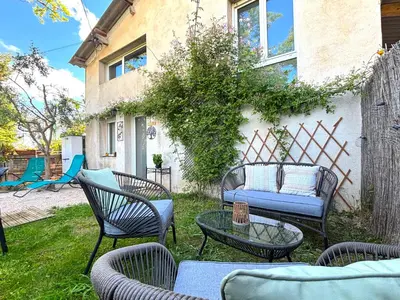 a group of chairs and tables in a yard at EDEN l Jardin, Bbq, Duplex l Parking Gratuit & Super Wifi l Vue Panoramique Sainte-Victoire in Aix-en-Provence