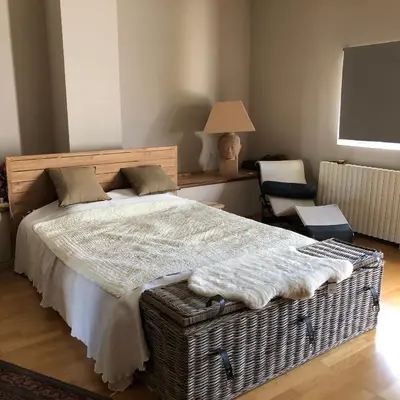 a bedroom with a large bed with a wicker chest at Le 140 du Ventoux in Saint-Saturnin-lès-Avignon
