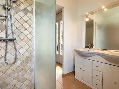 a bathroom with a sink and a mirror at Gîte en Provence entre Pernes les fontaines et St Didier proche l'isle sur sorgues face Mont Ventoux Villa avec piscine in Saint-Didier