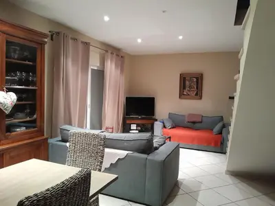 a living room with a blue couch and a red couch at La Bartavelle in Eyragues