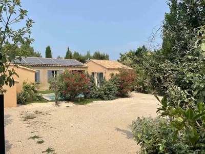 a house with a lot of plants in front of it at Petite maison au calme avec piscine privative in Saint-Rémy-de-Provence