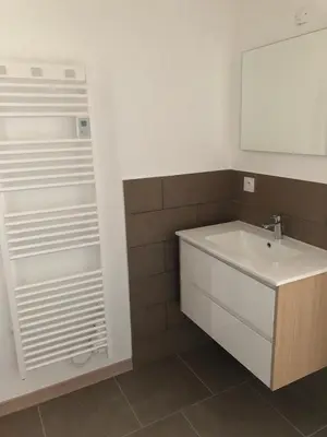 a bathroom with a sink and a mirror at Petite maison au calme avec piscine privative in Saint-Rémy-de-Provence