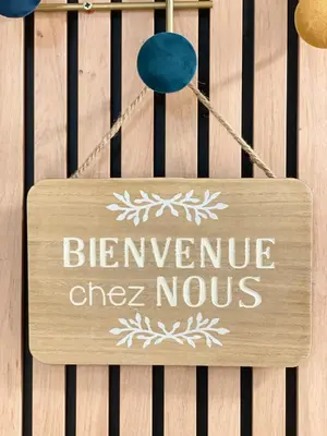 a wooden sign that says benzine chez mous at Studio cosy en Provence avec parking Le Monaco in Aix-en-Provence