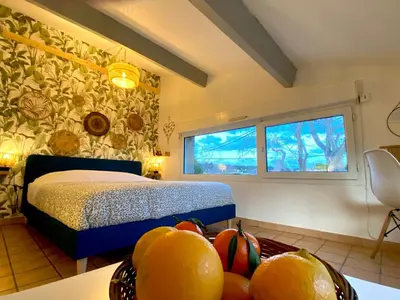 a bedroom with a bed and a bowl of fruit on a table at MAYA l Studio l Super Wifi & Parking Gratuit l Vue Panoramique Sainte-Victoire in Aix-en-Provence