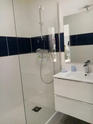 a white bathroom with a shower and a sink at Aix centre charmant T2 climatisé parc jourdan in Aix-en-Provence