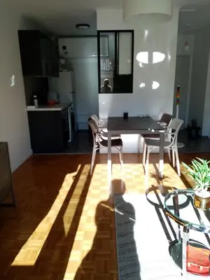 a kitchen and dining room with a table and chairs at Aix centre charmant T2 climatisé parc jourdan in Aix-en-Provence