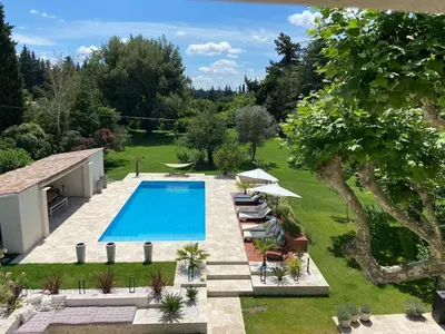 an aerial view of a swimming pool in a garden at La Bastide Mas in Le Thor