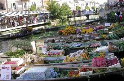 a market filled with lots of fruits and vegetables at Le Coeur de L'Isle, Cosy, Hypercentre, Clim, Wifi, TV, Netflix in LʼIsle-sur-la-Sorgue