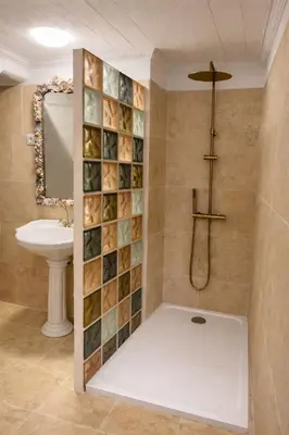 a bathroom with a shower with a sink and a toilet at Le Coeur de L'Isle, Cosy, Hypercentre, Clim, Wifi, TV, Netflix in LʼIsle-sur-la-Sorgue
