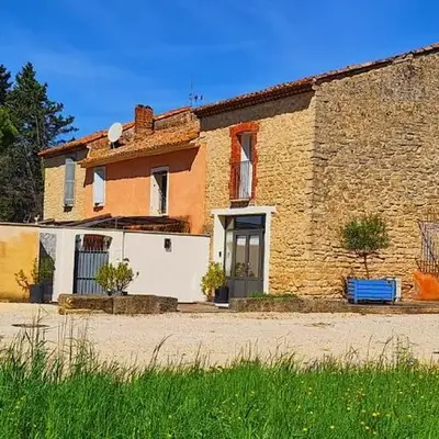 Complexe dans un grand Mas Provençal en campagne avec piscine privée