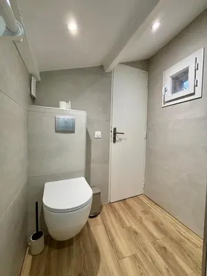 a bathroom with a white toilet in a room at Magnifique studio centre d'Aix & Cours Mirabeau in Aix-en-Provence
