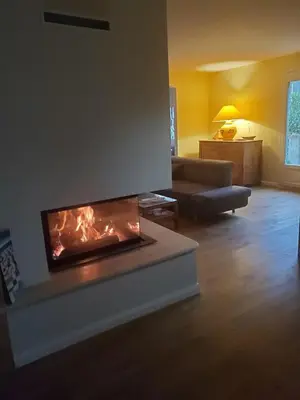 a living room with a fire place in the middle at Charming Famillial House with pedestrian access to Village in Venelles