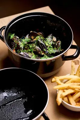a pot of food next to a bowl of fries at Camping 3 étoiles - Piscine - efaeh0 in Malemort-du-Comtat