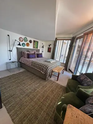 a bedroom with a bed and a couch at CaBaNa 52 La chambre Proche Lourmarin in Cadenet