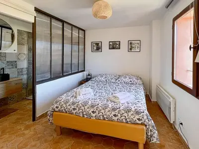 a bedroom with a bed in a room at Duplex centre de Roussillon avec Climatisation et vue in Roussillon