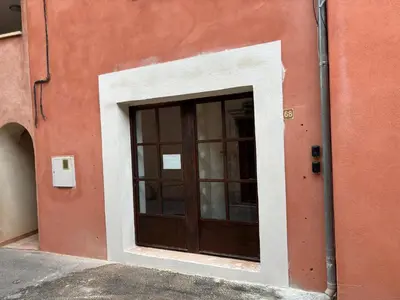 a door on the side of a building at Duplex centre de Roussillon avec Climatisation et vue in Roussillon