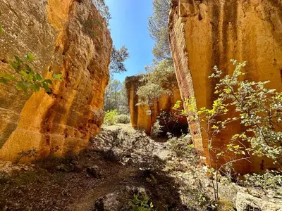 a dirt path between two large rock formations at Appartement niché dans la verdure in Aix-en-Provence