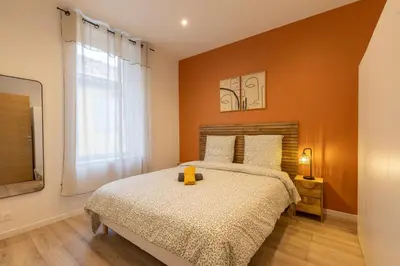 a bedroom with a bed and a window at Elégance en Luberon - 4 personnes - Central - Wifi in Apt