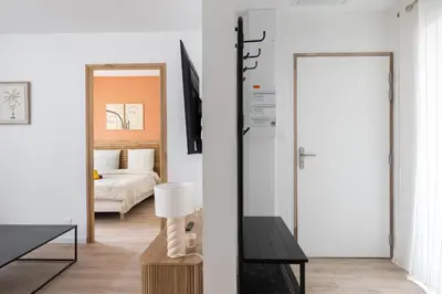 a room with a bed and a table with a lamp at Elégance en Luberon - 4 personnes - Central - Wifi in Apt
