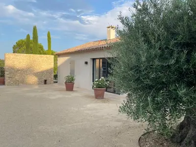 a white house with plants in front of it at EcoLodge romantique proche Lourmarin Piscine Privée Borne recharge in Puyvert