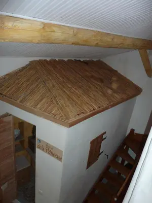 a room with a ceiling with a wooden beam at Gite Fa Mille maison bleu in Robion en Luberon