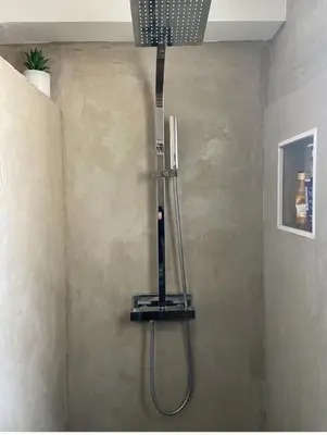a shower in the corner of a bathroom at Maison méditerranéenne 130m piscine Vaucluse in Carpentras