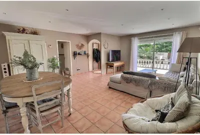 a living room with a table and a couch at Maison méditerranéenne 130m piscine Vaucluse in Carpentras