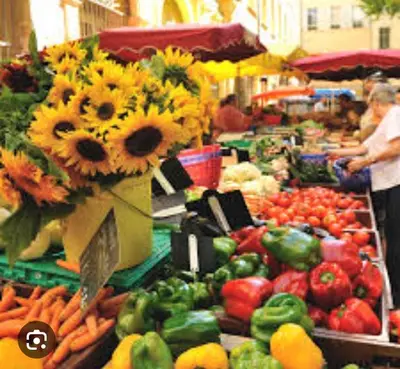 a market with sunflowers and other fruits and vegetables at Le Solari - Studio lumineux au cœur du centre historique in Aix-en-Provence