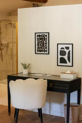 a black desk with a white chair in a room at Domaine Robert in Rognes