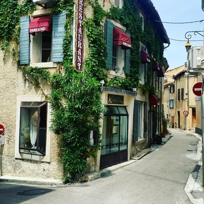 a building with ivy growing on the side of it at restaurant Dame L'Oie in Pernes-les-Fontaines