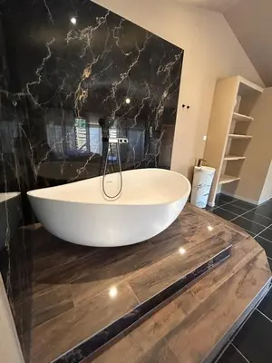 a large white bath tub sitting on a wooden counter in a bathroom at Chambre de charme indépendante Alba avec baignoire îlot - Domaine Astra, Grans in Grans