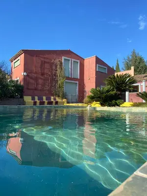 a pool of water in front of a house at Chambre de charme indépendante Alba avec baignoire îlot - Domaine Astra, Grans in Grans