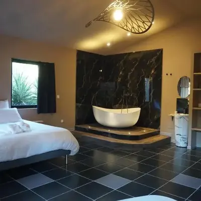 Chambre de charme indépendante Alba avec baignoire îlot - Domaine Astra